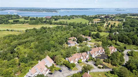 15 Hammersmith Rd # 14, Newport, RI 02840