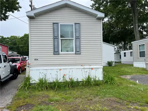 824 Forest Park Ave, Middletown, RI 02842