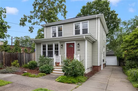 204 8th St, Providence, RI 02906