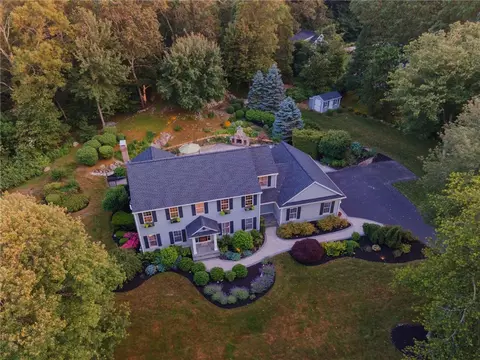 36 Beauchamp Dr, Saunderstown, RI 02874