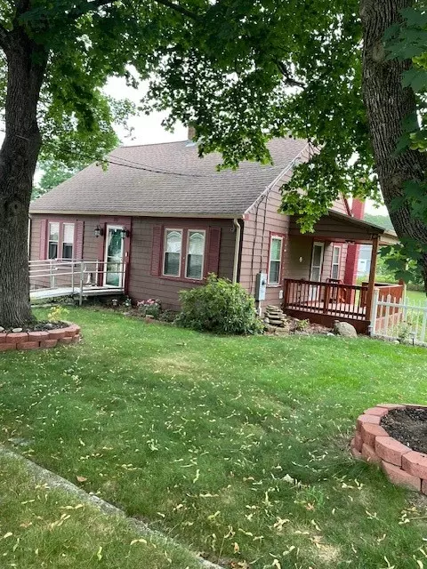105 Newbury Ave, Woonsocket, RI 02895