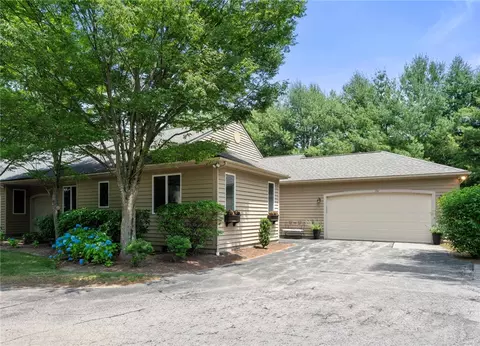 174 Pine Glen Dr, East Greenwich, RI 02818