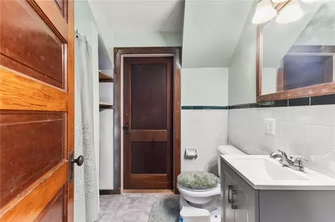 Bath - 4 Cornell Ave, Warren, RI 02885 photo 2 of 2