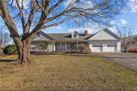 193 Honeyman Ave, Middletown, RI 02842