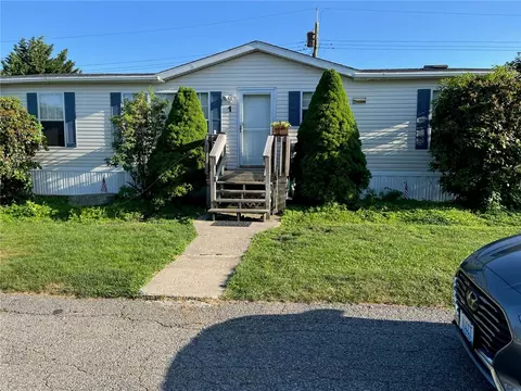 1 South Dr, Portsmouth, RI 02871