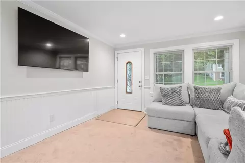 607 Knollwood Dr, Woonsocket, RI 02895 photo 2
