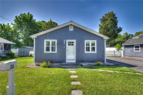 33 Spruce Ln, Bristol, RI 02809