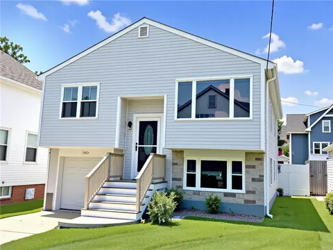 57 Friendship St, Newport, RI 02840
