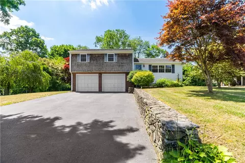 36 Roosevelt Dr, Bristol, RI 02809