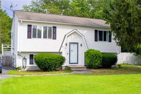 14 Drawbridge Dr, West Warwick, RI 02893