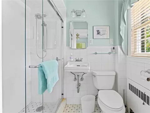 Bath - 173 Gaskill St, Woonsocket, RI 02895 photo 4 of 5