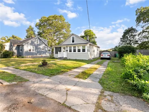 124 Everleth Ave, Warwick, RI 02888 photo 2