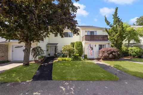 864 Stratford Ln, Warwick, RI 02886