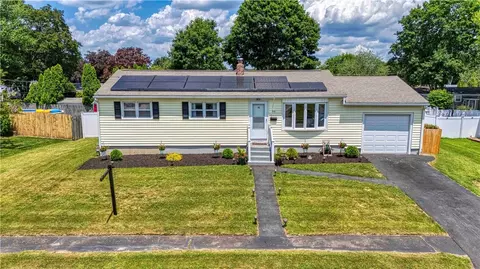 98 Quail Hollow Rd, Cranston, RI 02920
