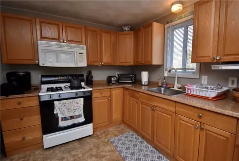 22 Sandy Ln, Westerly, RI 02891 photo 8