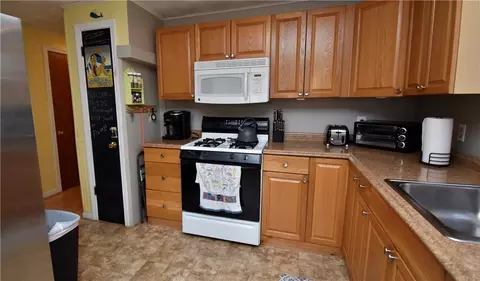 22 Sandy Ln, Westerly, RI 02891 photo 9