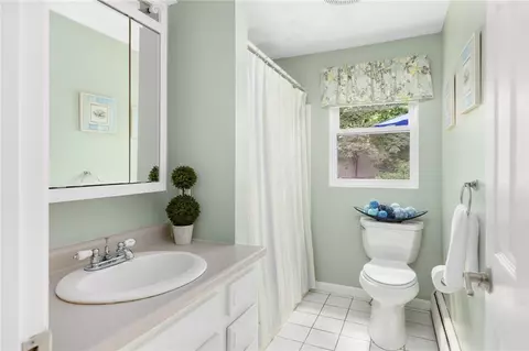 Bath - 223 Boulder View Dr, Warwick, RI 02886 photo 2 of 3