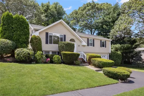 223 Boulder View Dr, Warwick, RI 02886