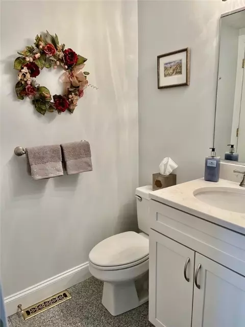 Bath - 8 Acorn Ct #E4, South Kingstown, RI 02879 photo 1 of 3