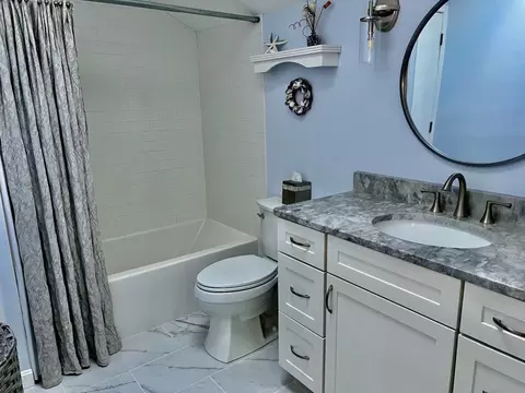 Bath - 8 Acorn Ct #E4, South Kingstown, RI 02879 photo 2 of 3