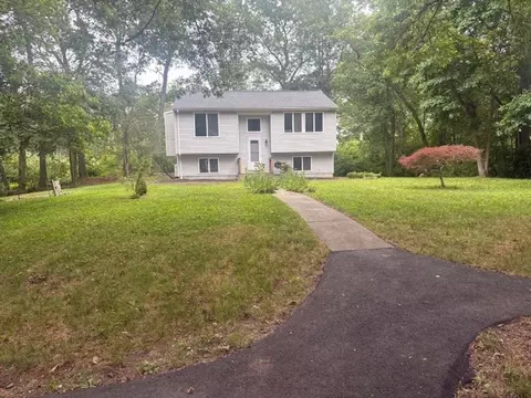 6 Quiet Oak Dr, Bradford, RI 02808