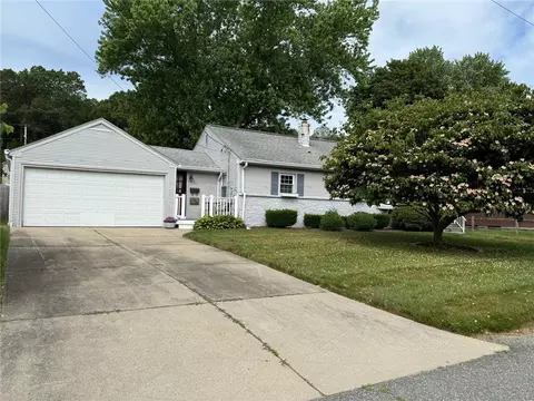 26 Flora Ave, Woonsocket, RI 02895 photo 2