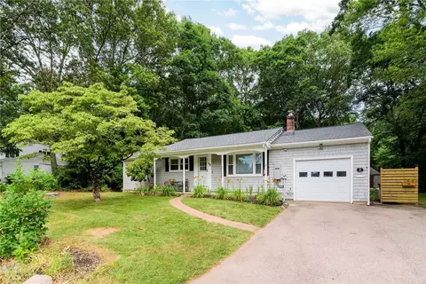 46 Stone Gate Dr, North Kingstown, RI 02852