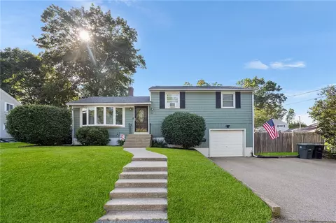 62 Pembroke Ln, Coventry, RI 02816