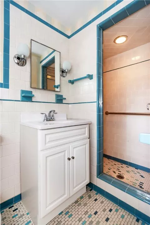 Bath - 407 Red Chimney Dr, Warwick, RI 02886 photo 3 of 4