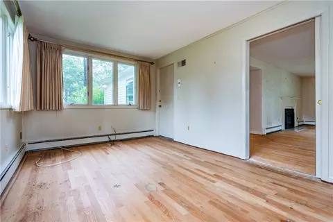 Living - 407 Red Chimney Dr, Warwick, RI 02886 photo 7 of 9