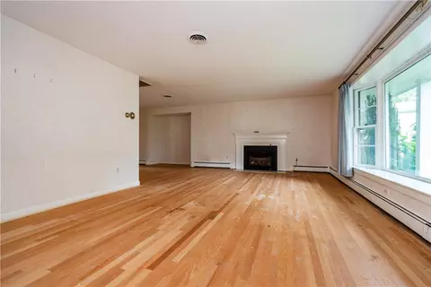 Living - 407 Red Chimney Dr, Warwick, RI 02886 photo 2 of 9