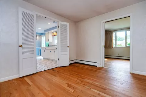 Living - 407 Red Chimney Dr, Warwick, RI 02886 photo 6 of 9