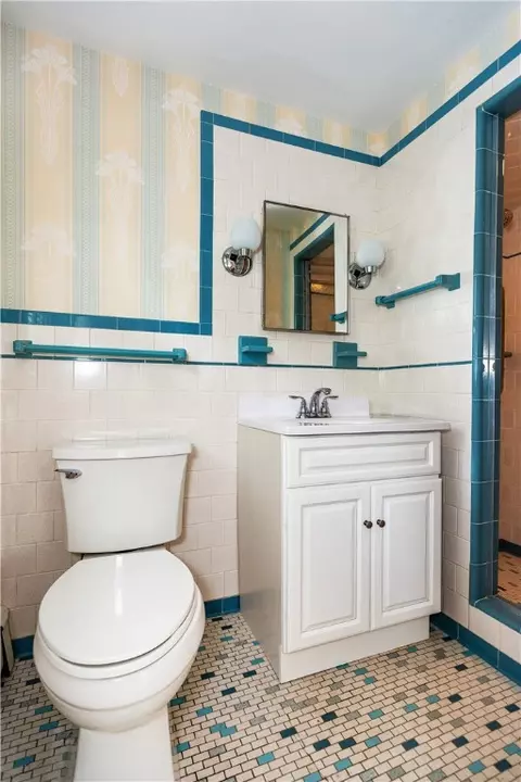 Bath - 407 Red Chimney Dr, Warwick, RI 02886 photo 4 of 4