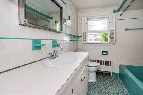 Bath - 407 Red Chimney Dr, Warwick, RI 02886 photo 1 of 4