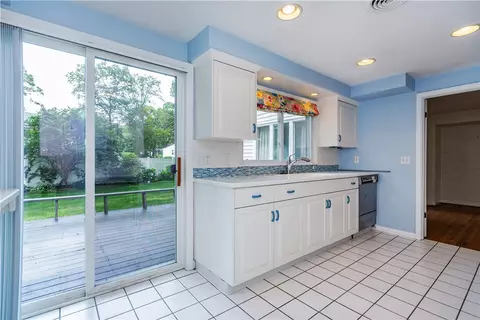 Kitchen - 407 Red Chimney Dr, Warwick, RI 02886 photo 2 of 3