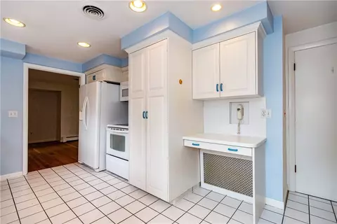 Kitchen - 407 Red Chimney Dr, Warwick, RI 02886 photo 3 of 3