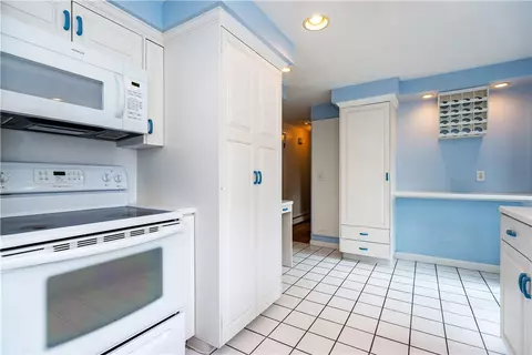 Kitchen - 407 Red Chimney Dr, Warwick, RI 02886 photo 1 of 3