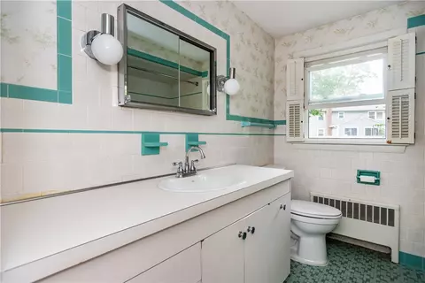 Bath - 407 Red Chimney Dr, Warwick, RI 02886 photo 2 of 4