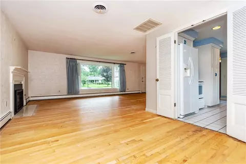 Living - 407 Red Chimney Dr, Warwick, RI 02886 photo 5 of 9