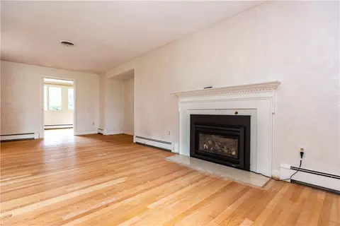 Living - 407 Red Chimney Dr, Warwick, RI 02886 photo 3 of 9