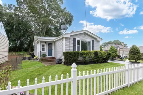 9 Pequot Ave, Cumberland, RI 02864