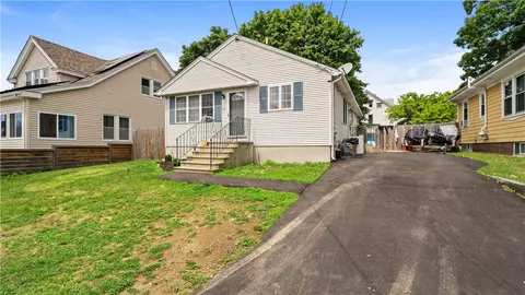 133 Oakdale Ave, Pawtucket, RI 02860