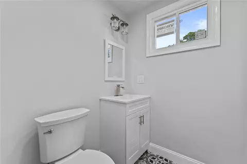 Bath - 3 Riverview Ave, Westerly, RI 02891 photo 3 of 5