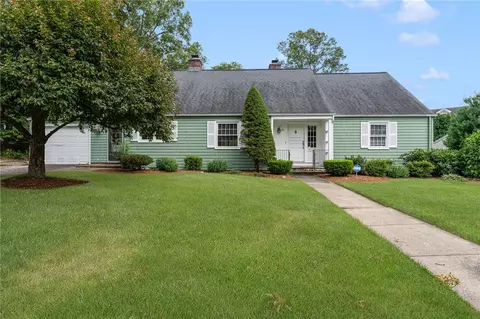 61 Applegate Rd, Cranston, RI 02920
