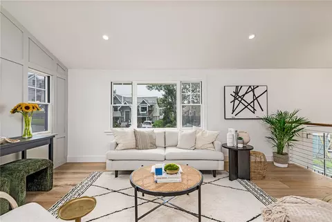 8 Kerins Ter, Newport, RI 02840
