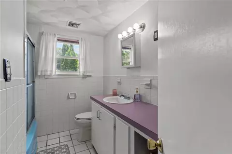 Bath - 190 White Ave, Warwick, RI 02889 photo 2 of 2