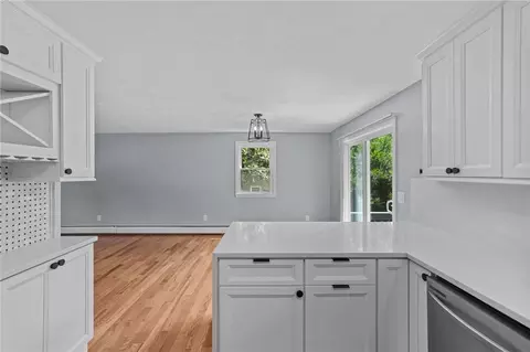 Living - 7 Antony Ave, Bristol, RI 02809 photo 6 of 8