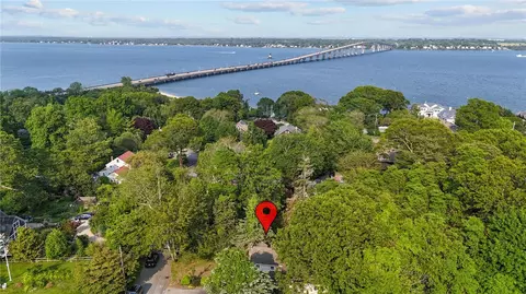 105 North Rd, Saunderstown, RI 02874