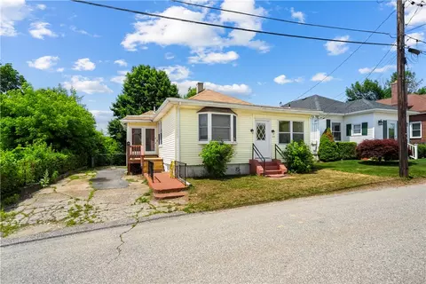 63 Loring St, Woonsocket, RI 02895 photo 3