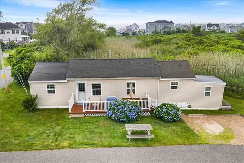 2 Geraldine Blvd, Narragansett, RI 02882